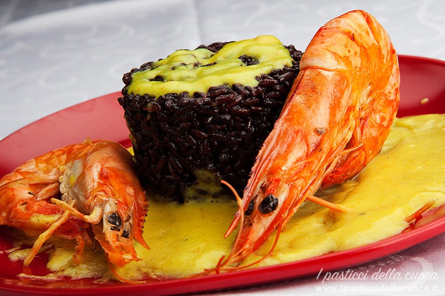 Riso-nero-con-gamberoni-e-crema-al-curry