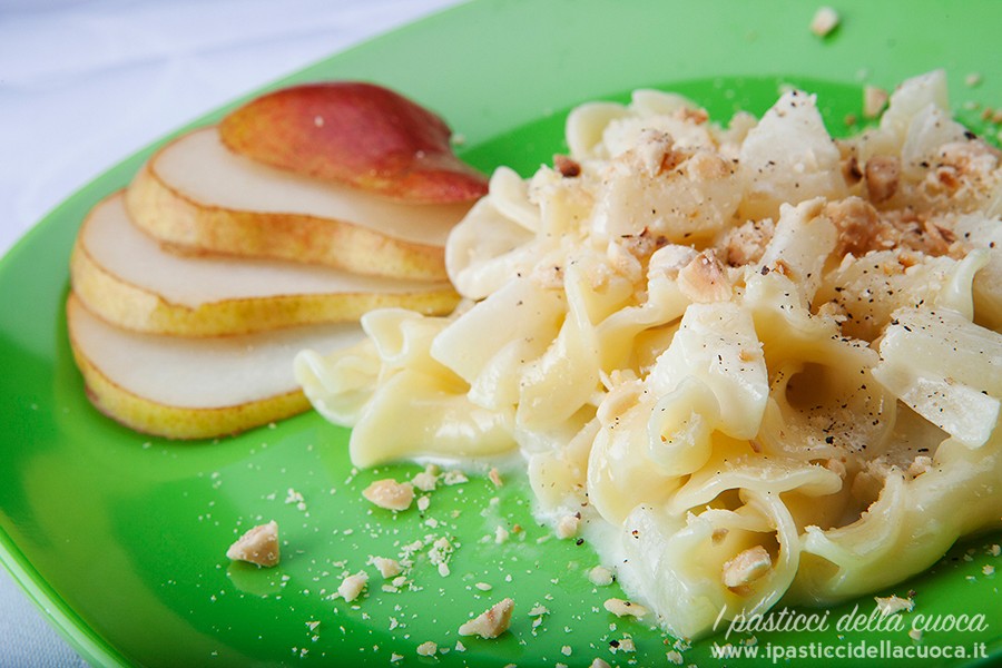 pasta-con-pere-taleggio-e-nocciole