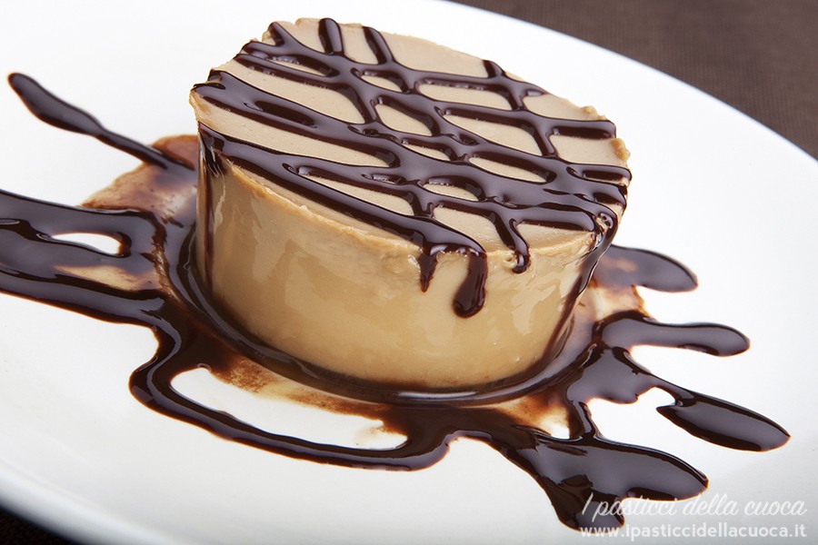 Panna cotta con salsa al cioccolato