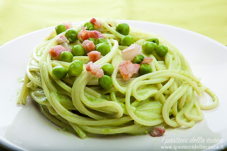 Spaghetti-con-crema-di-piselli-e-pancetta