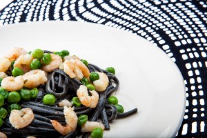 linguine-al-nero-di-seppia-gamberetti-e-piselli