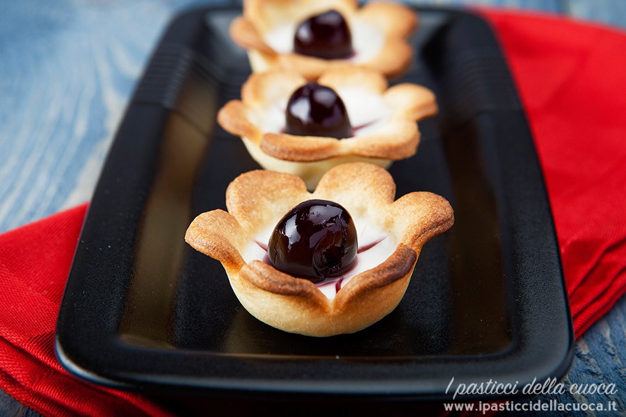 Pasticcini-con-amarene_evidenza