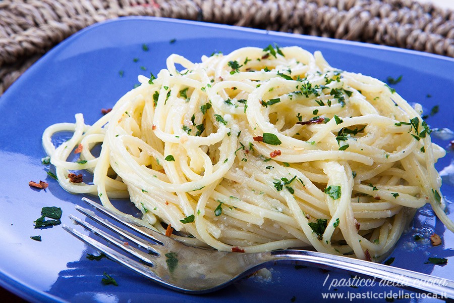 spaghetti-aglio-e-olio-cremosi_vicino