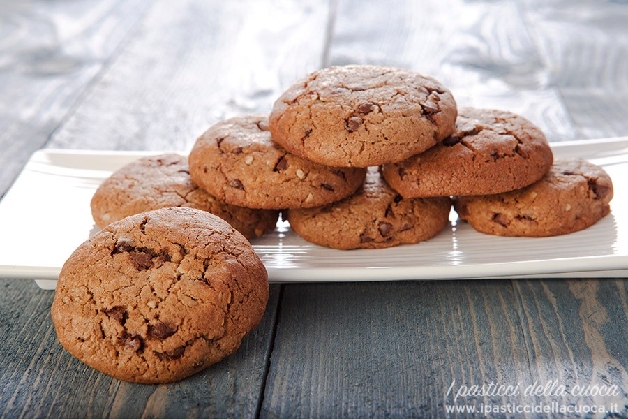 biscotti-con-gocce-di-cioccolato-in-evidenza