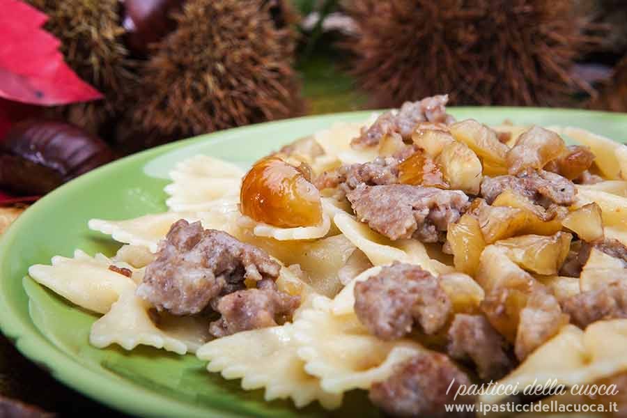 Farfalline-con-salsiccia-e-castagne_evidenza