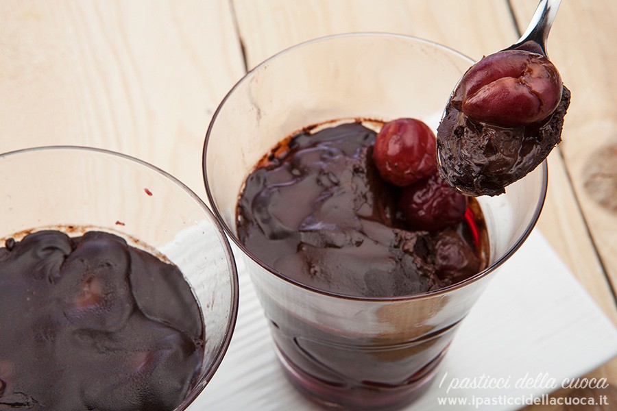 Mousse-con-ciliegie-al-pepe_evidenza