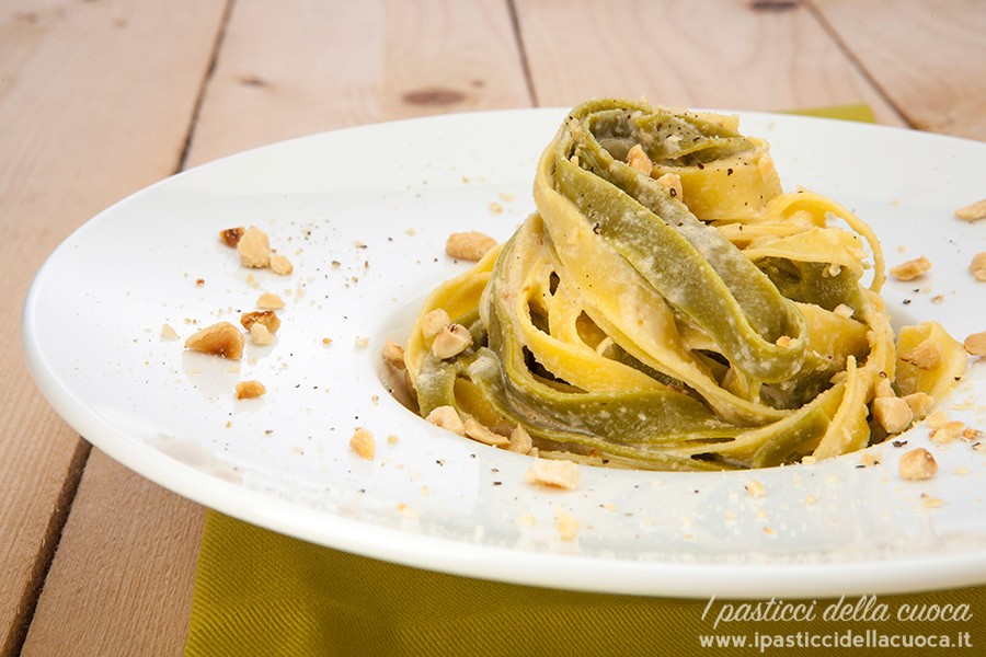 Tagliatelle-al-pesto-di-nocciole_evidenza