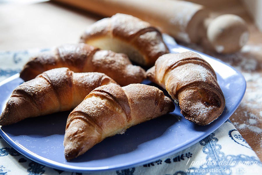 cornetti-con-pasta-madre_evidenza