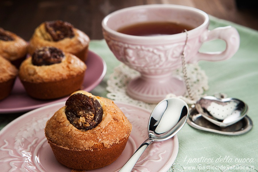 Muffin-con-mandorle-e-albicocche in primo piano