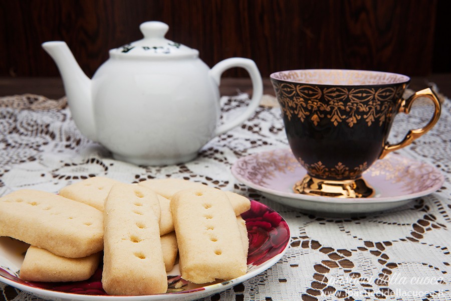 Biscotti al burro con tazza nera