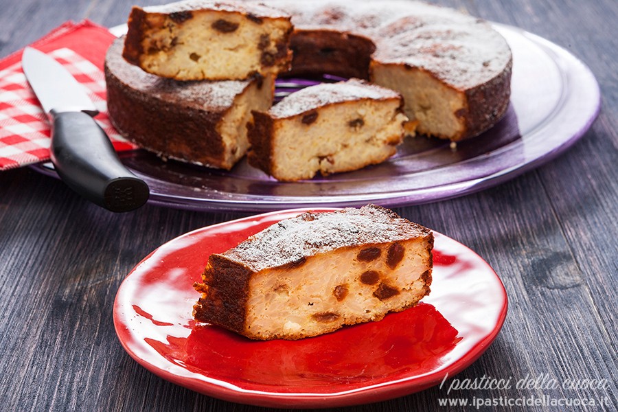 Fette di ciambella di riso dolce su piatto rosso