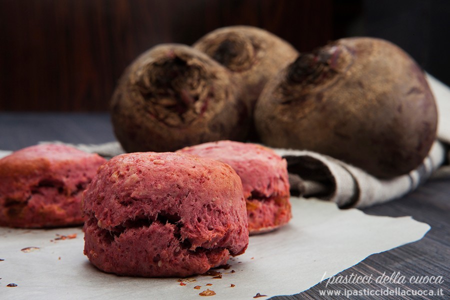 sconse alla barbabietola, sullo sfondo barbabietole crude