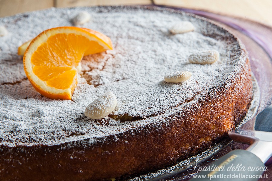 Torta sefardita intera decorate con fetta arancia e mandorle