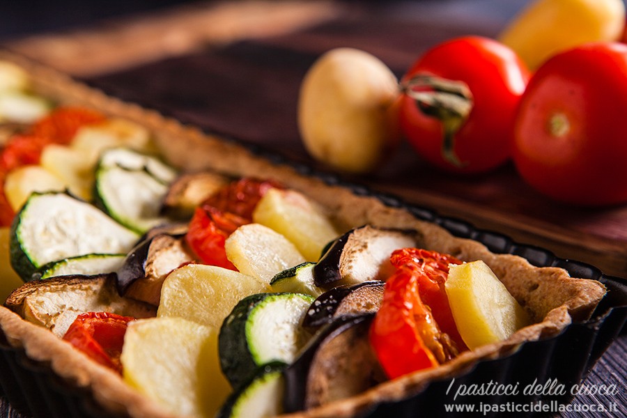 crostata salata con melanzane, zucchine, pomodorini e patate