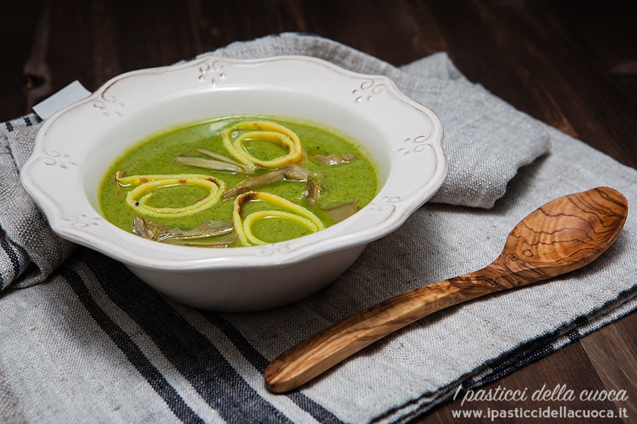 Minestra di ceci e carciofi, tovaglia azzurra e cucchiaio di legno