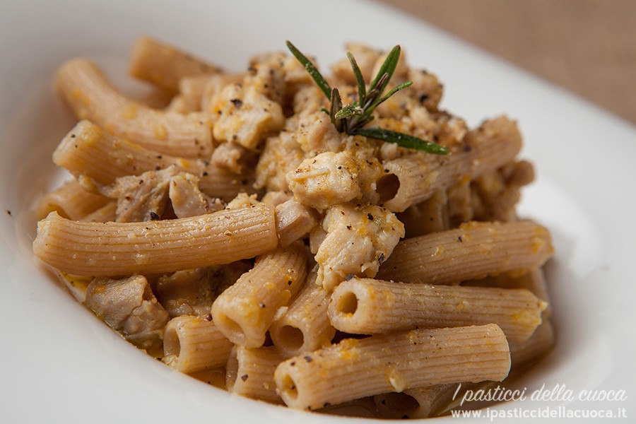 maccheroncini-con-ragù-di-pollo