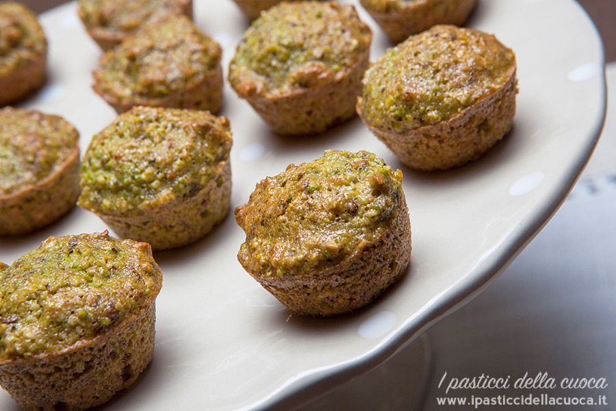 Pasticcino-ai-pistacchi- su-vassoio-bianco