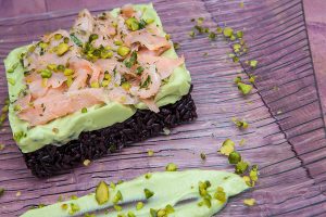 Riso venere con avocado e salmone