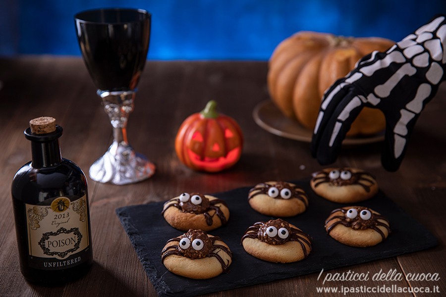 biscotti ragnetto con scheletro che li prende