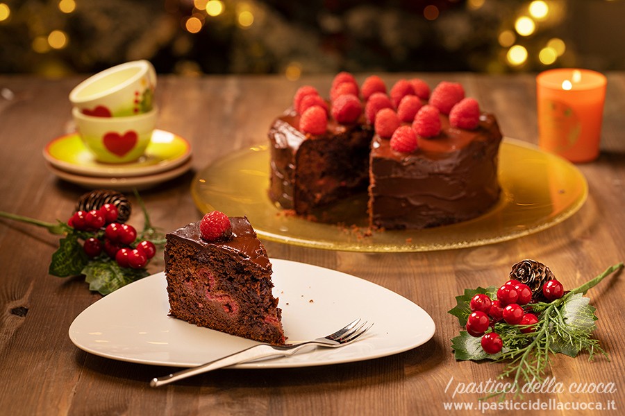 Fetta-di-torta-cioccolato-fondente-e-lamponi